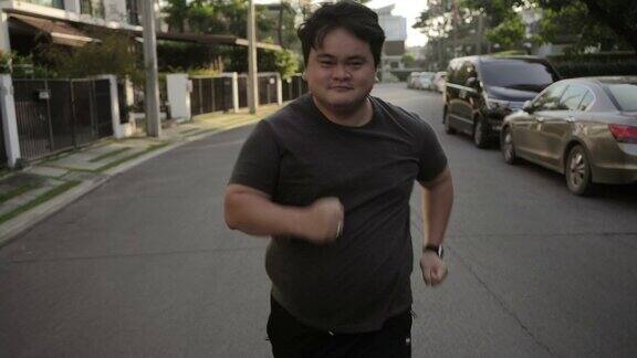 亚洲胖子跑在路上