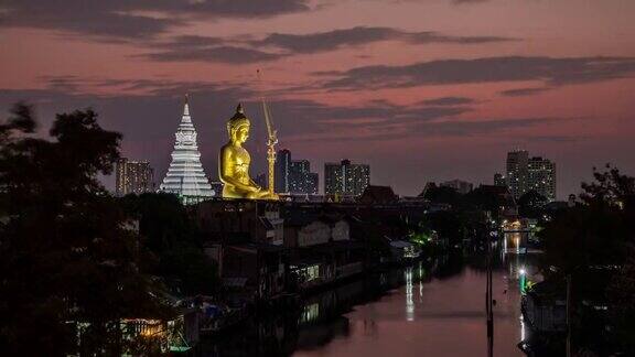日落时分位于河边的白南佛寺大佛(法身佛)的影像