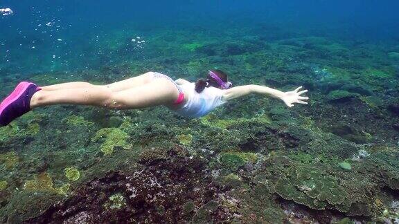 女孩在水下潜水