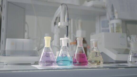 用于科学或化学实验的实验室玻璃器皿设备行动实验室里装满液体物质的烧瓶