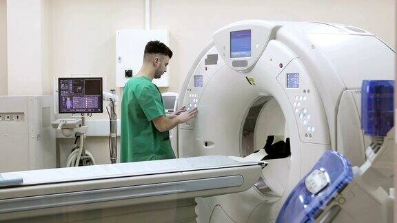 医生按下CTMRI扫描仪设置按钮