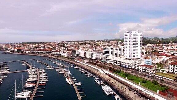 鸟瞰蓬塔德尔加达码头SaoMiguel亚速尔群岛葡萄牙沿着港口码头的游艇