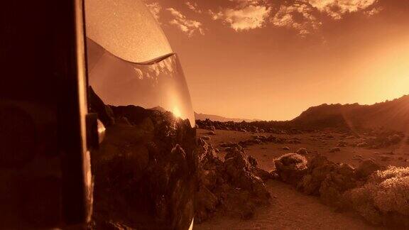 火星漫步女宇航员探索铁锈色沙漠头盔面罩反射