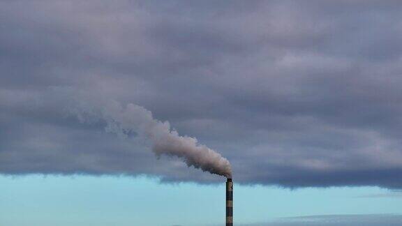工业烟囱排放废气的特写