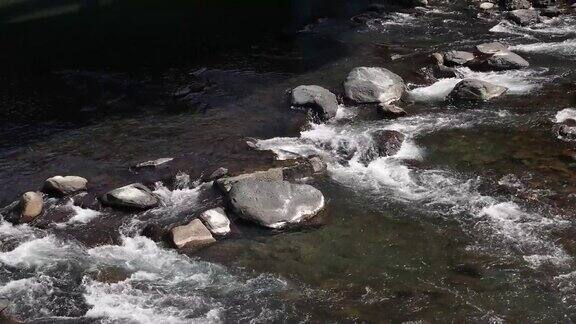 在台湾有岩石和水从山上流下的小溪