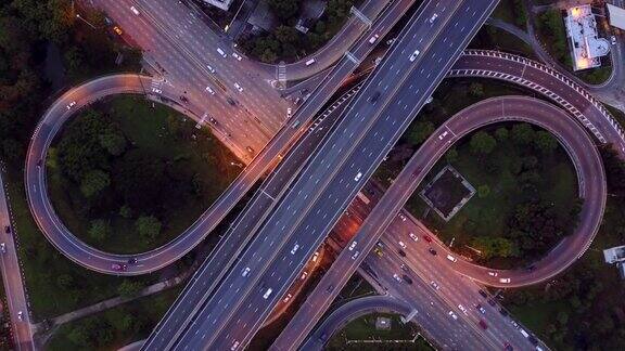 无限高速公路立交桥鸟瞰图繁忙的城市交通在夜间高速行驶