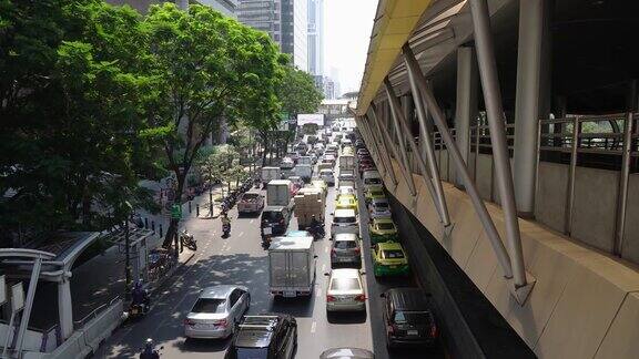 泰国曼谷交通高峰时段沙顿路电火车崇诺斯站交通堵塞