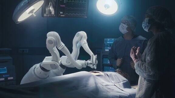 两名外科医生在高科技医院观察高精度可编程自动机械臂为病人手术