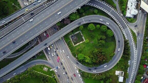 高速公路立交鸟瞰图繁忙的城市交通在道路上超速行驶