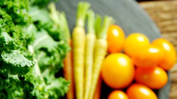绿叶蔬菜配胡萝卜和西红柿木桌4k