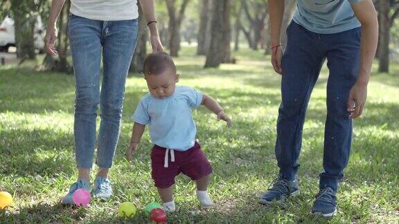 亚洲家庭在公园玩彩色球