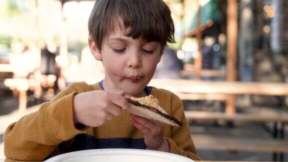 一个小男孩在吃披萨