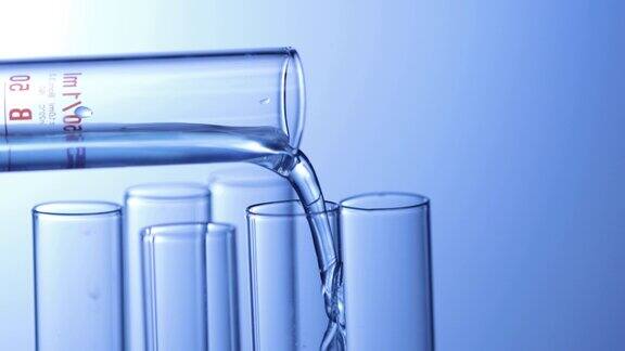 用透明液体做实验的科学实验室