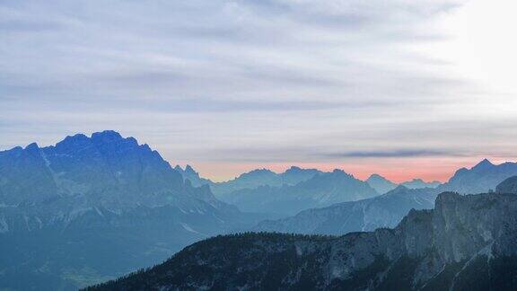 山上的黎明的不同寻常的颜色时间流逝