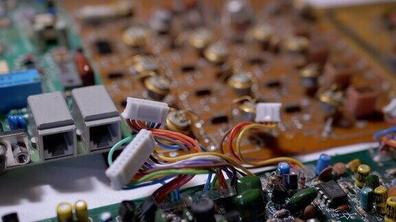 许多旧电路板与无线电元件晶体管芯片电阻电容