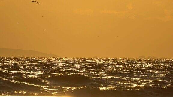 令人惊叹的日落海浪的背景镜头