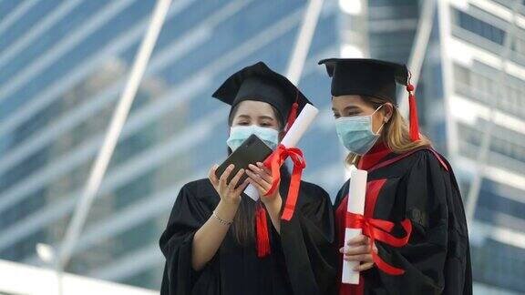 4K毕业生、女学生在冠状病毒感染期间戴口罩自拍