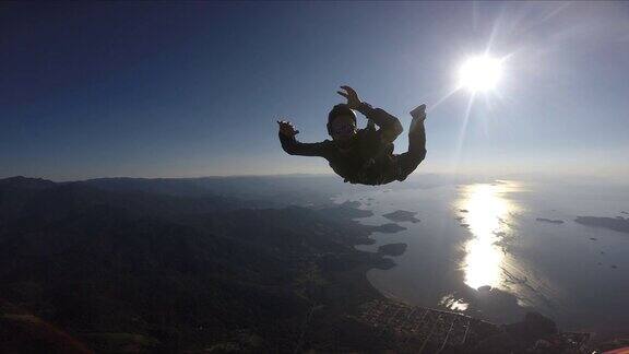 跳伞者享受4K以上的海洋和山脉