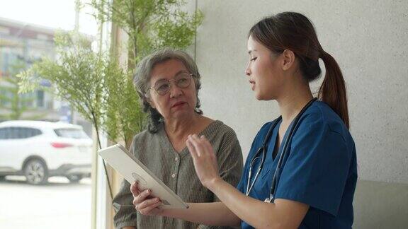护士为老年妇女提供医疗服务