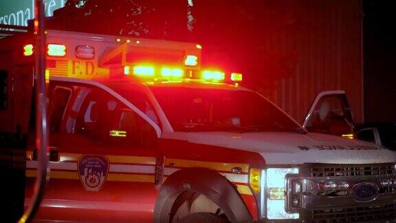 救护车的灯光闪烁警车的警报器在附近宽阔的视野