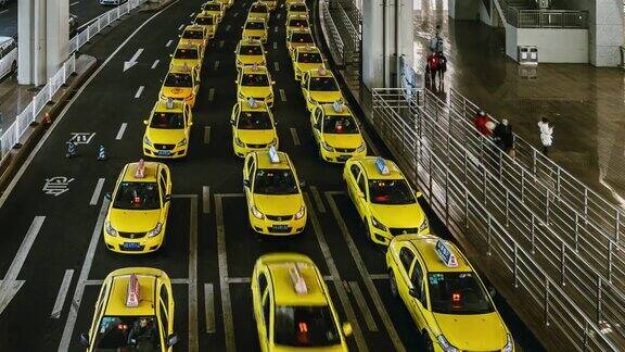 机场出口处繁忙的黄色出租车排队