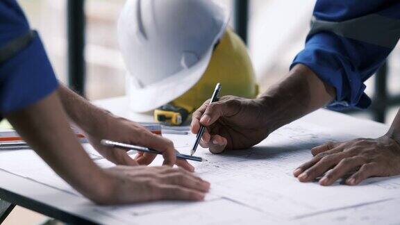 结构工程师在施工现场一起讨论工程计划或蓝图的团队