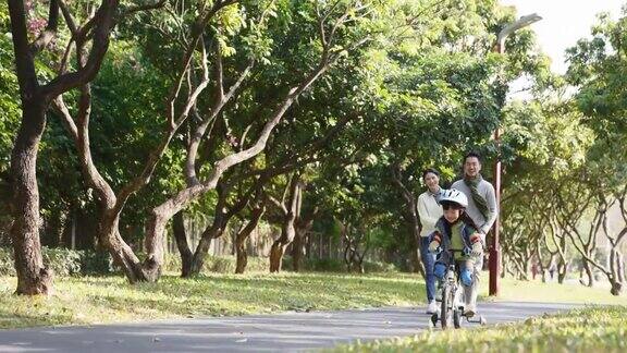 亚洲小女孩在户外骑自行车