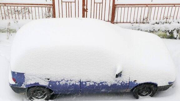 在暴风雪中被雪覆盖的汽车