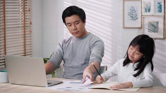 亚洲家庭的商人工作和学生女孩在家学习父亲和女儿在家隔离时在互联网上用在线会议表达快乐呆在家里