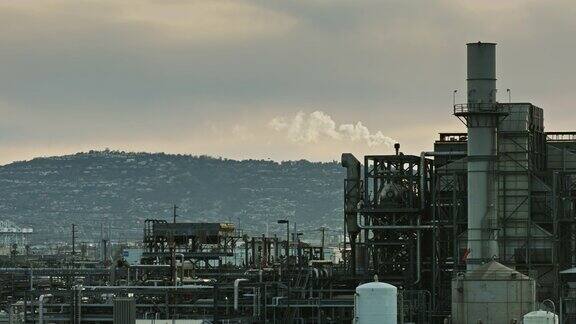 烟熏炼油厂与郊区背景