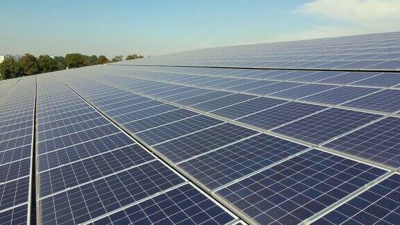 太阳能发电厂鸟瞰图蓝色光伏板安装在工业建筑屋顶生产绿色生态电力生产可持续能源