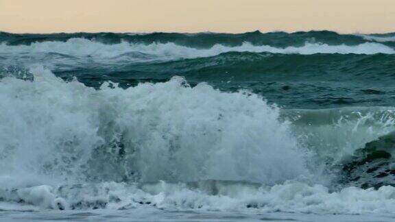 日落下翻滚的海浪