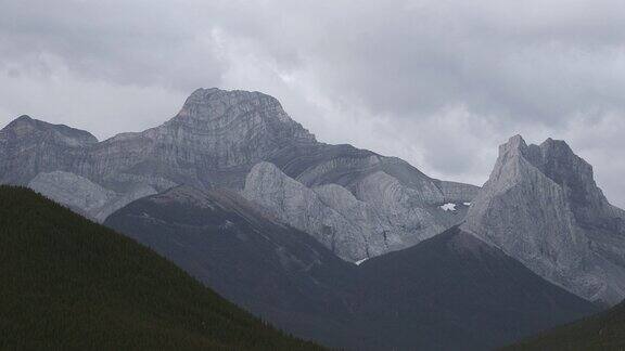 加拿大落基山脉上的移动云