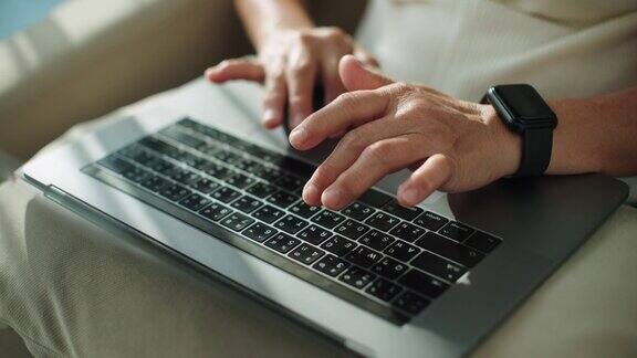女商人在笔记本电脑键盘上打字