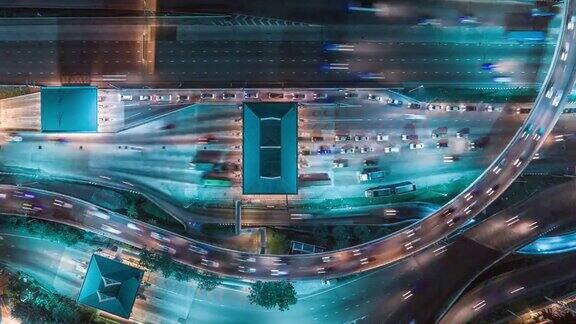 时光流逝超时光流逝夜晚城市街道上的交通高速公路交通鸟瞰图和俯视图4K