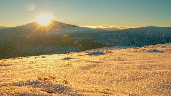 时间流逝雄伟遥远的荒野雪山日出日落景观