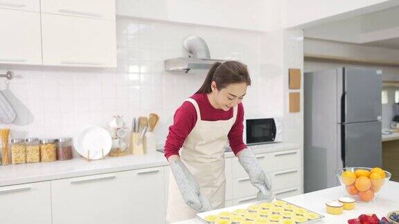 4K亚洲女人在厨房烤蛋挞面团