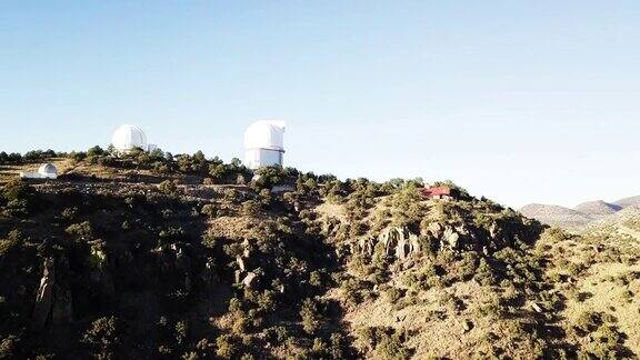 德克萨斯州西部戴维斯山脉和麦克唐纳天文台的无人机镜头
