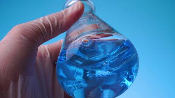 用蓝色液体摇动热水瓶