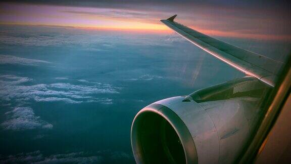 机翼和发动机的飞机在天空和云上飞行美丽的景色