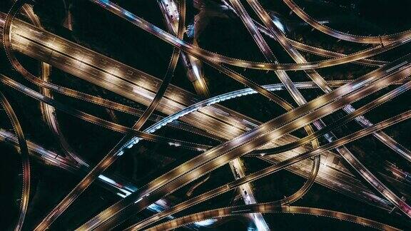 复杂立交桥及夜间交通繁忙的天桥鸟瞰图