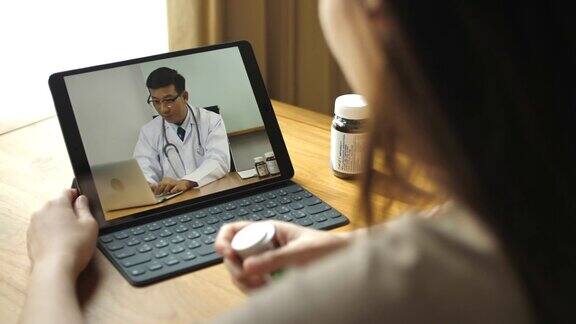白人女性用平板电脑视频呼叫亚洲男性医生