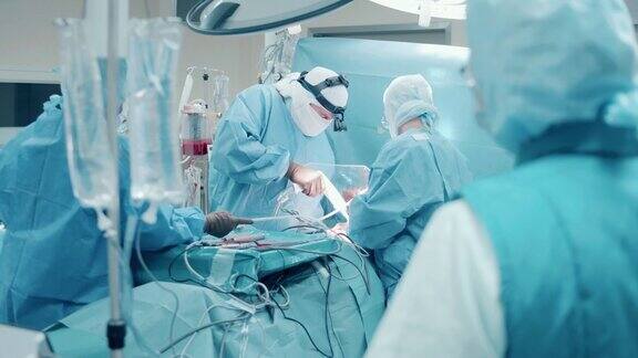 医生在手术过程中使用医疗器械