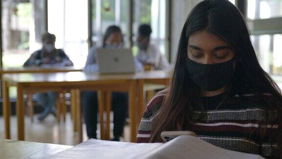 在校园里学习的大学生戴着口罩