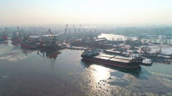 鸟瞰图的工业港口与商业船舶和货物集装箱在冬季
