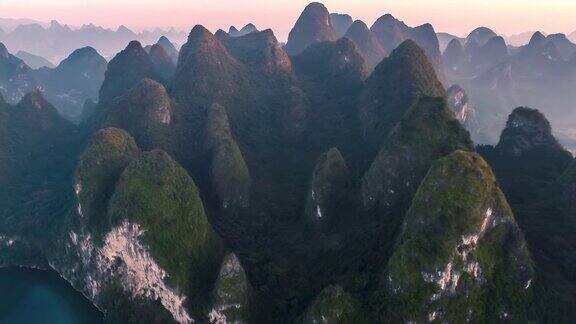 桂林喀斯特峰的森林在日出的光线下是非常奇妙的