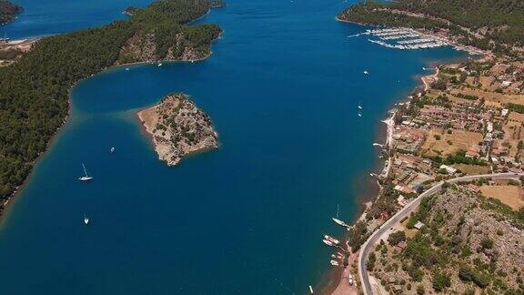 土耳其地中海海岸鸟瞰图在海湾和岛屿上度假的游艇和船只夏天去海边旅行