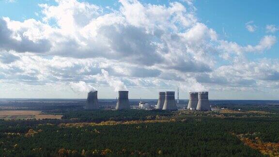 图为以阴天为背景的核电站冷却塔鸟瞰图