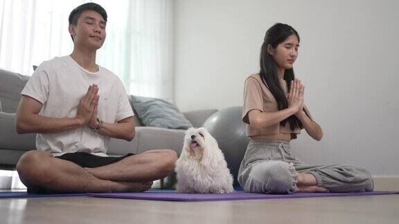 年轻夫妇在家练瑜伽