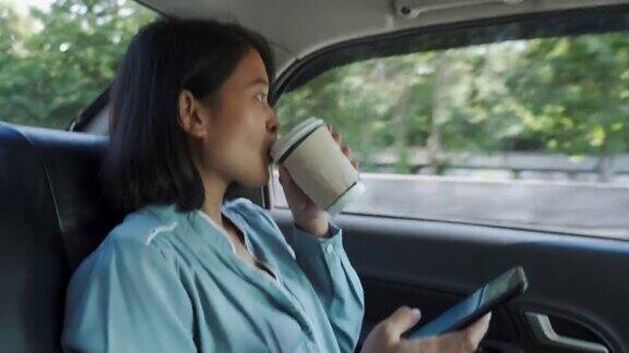 亚洲女商人在车里喝咖啡